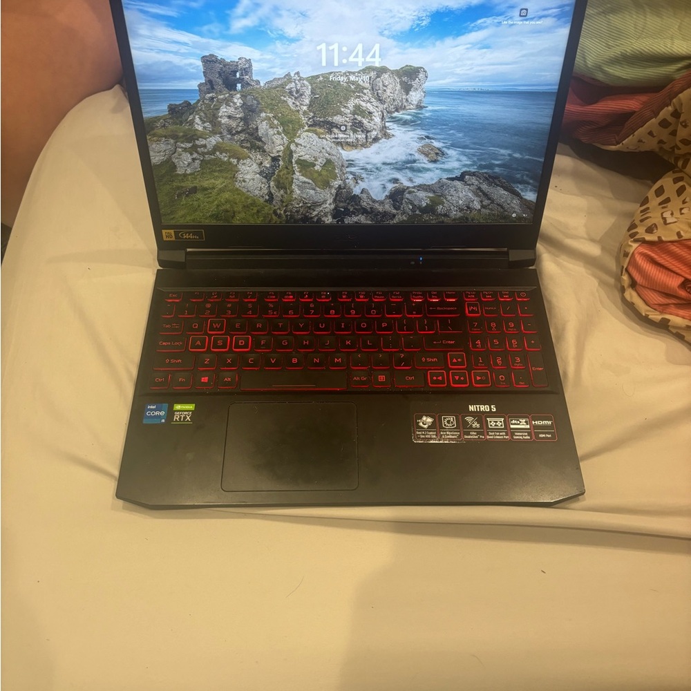 gaming laptop it runs great it comes with the charger the box it came in